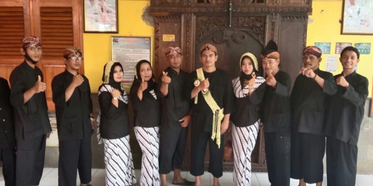 PEMDES KERATON LAKSANAKAN ADAT DESA NGUNJUNG BUYUT ATAU NGUNJUNG DESA KERATON DENGAN SEDERHANA