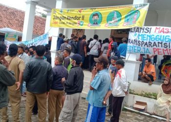 WARGA DAN BPD : KUWU HARUS TRANSPARAN, TERBUKA DAN JANGAN ADA YANG DITUTUP TUTUPI TERKAIT PENGELOLAAN DAN PENGGUNAAN ANGGARAN SERTA KEUANGAN DESA