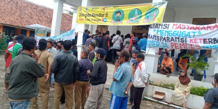 WARGA DAN BPD : KUWU HARUS TRANSPARAN, TERBUKA DAN JANGAN ADA YANG DITUTUP TUTUPI TERKAIT PENGELOLAAN DAN PENGGUNAAN ANGGARAN SERTA KEUANGAN DESA