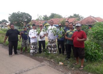 LESTARIKAN LINGKUNGAN, PEMDES KEBONTURI TANAM 500 TANAMAN MELINJO
