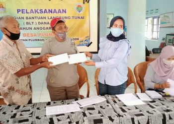 PEMDES PLUMBON BERIKAN INSENTIF UNTUK IMAM MASJID HINGGA MARBOT DISELA PENYALURAN BLT DANA DESA