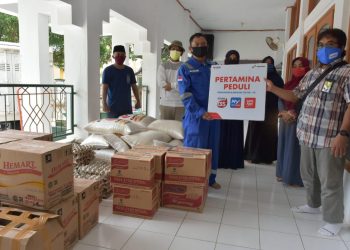 Pertamina Peduli Terdampak COVID-19, RU VI Balongan Distribusikan Sembako di Indramayu  
