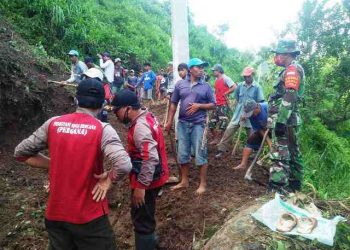 Ratusan Relawan Evakuasi Longsoran Material di Tebing Bantarkawung
