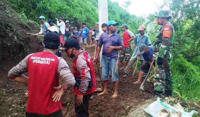 Ratusan Relawan Evakuasi Longsoran Material di Tebing Bantarkawung