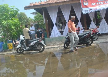 Meski Pandemi dan Ancaman Banjir Warga Indramayu Antusias, Salurkan Hak Suara Pada Pilkada 2020