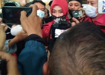 PERTAMA WAWANCARA DENGAN AWAK MEDIA SETELAH TERPILIH MENJADI WAKIL BUPATI CIREBON, HJ. WAHYU TJIPTANINGSIH SANGAT TERHARU DAN MENETESKAN AIR MATA