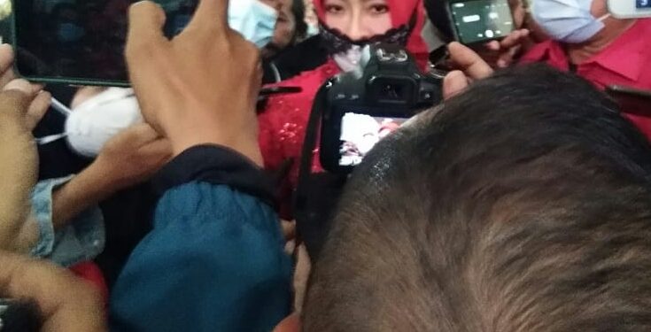 PERTAMA WAWANCARA DENGAN AWAK MEDIA SETELAH TERPILIH MENJADI WAKIL BUPATI CIREBON, HJ. WAHYU TJIPTANINGSIH SANGAT TERHARU DAN MENETESKAN AIR MATA