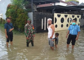 Babinsa Desa Jungjang Sertu Asmira Turun Langsung Ke Lokasi Banjir