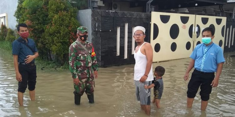 Babinsa Desa Jungjang Sertu Asmira Turun Langsung Ke Lokasi Banjir