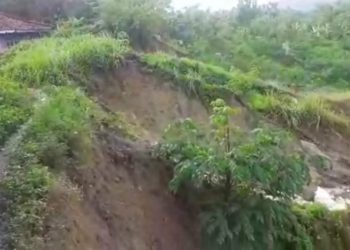 Puluhan Rumah Terancam Longsor Tebing Sungai Cipanas
