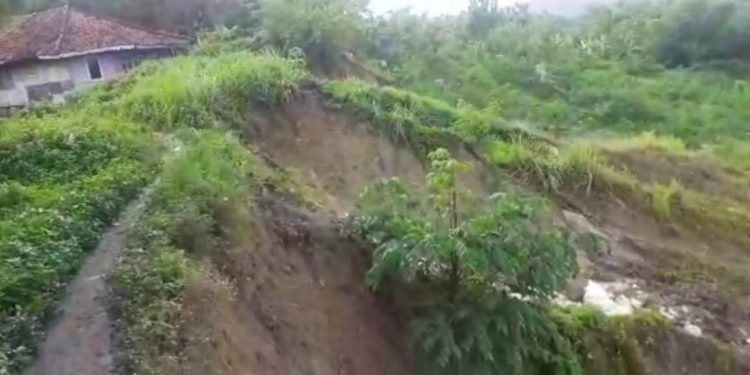 Puluhan Rumah Terancam Longsor Tebing Sungai Cipanas