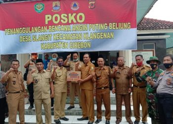 KUWU SE KECAMATAN GUNUNG JATI BERIKAN BANTUAN SEMBAKO KEPADA WARGA TERDAMPAK ANGIN PUTING BELIUNG DESA SLANGIT