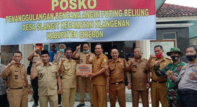 KUWU SE KECAMATAN GUNUNG JATI BERIKAN BANTUAN SEMBAKO KEPADA WARGA TERDAMPAK ANGIN PUTING BELIUNG DESA SLANGIT