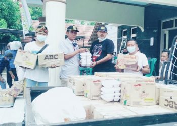 Peduli Bencana, Kuwu Lebak Mekar Salurkan 250 Paket Nasi Kotak Untuk Warga Desa Slangit