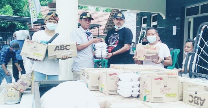 Peduli Bencana, Kuwu Lebak Mekar Salurkan 250 Paket Nasi Kotak Untuk Warga Desa Slangit