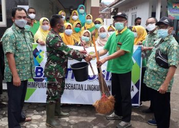 HIMPUNAN AHLI KESEHATAN LINGKUNGAN INDONESIA SALURKAN BANTUAN ALAT KEBERSIHAN UNTUK WARGA TERDAMPAK ANGIN PUTING BELIUNG DESA SLANGIT