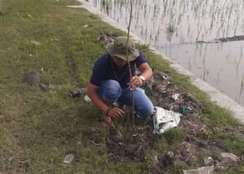 SELAMATKAN LINGKUNGAN HIDUP, PEMDES DUKUH LAKSANAKAN PROGRAM PENANAMAN POHON