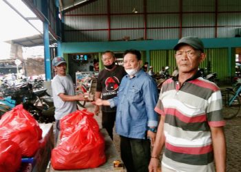 Jurnalis Cirebon Timur Berbagi Nasi Bungkus Kepada Nelayan Gebang