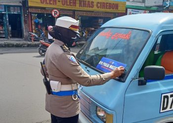 Dukung PPKM, Polres Cirebon Kota Pasang Stiker di Angkot