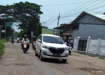 Jalan di Kecamatan Gabuswetan Rusak dan Berlubang