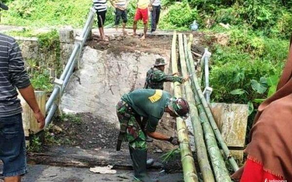 Jembatan Darurat Dibuat di Jalan Poros Desa Mlayang-Manggis Sirampog Brebes