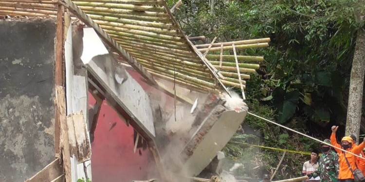 Jumlah  Rumah  Rusak  Tanah Bergerak  di Sirampog 25 Unit dan 5 Dirobohkan