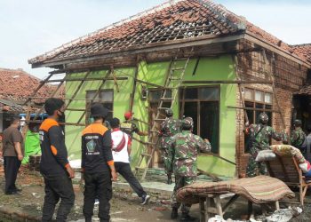 RUMAH RUSAK AKAN SEGERA DIPERBAIKI, ANGGOTA KOMISI VIII DPR RI DORONG BANTUAN PUSAT BAGI KORBAN PUTING BELIUNG DESA SLANGIT