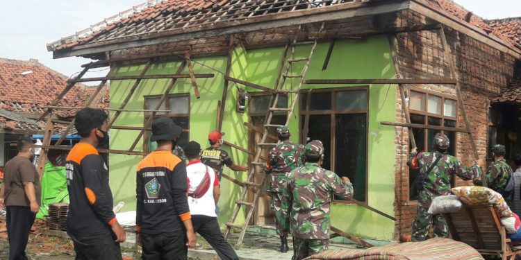 RUMAH RUSAK AKAN SEGERA DIPERBAIKI, ANGGOTA KOMISI VIII DPR RI DORONG BANTUAN PUSAT BAGI KORBAN PUTING BELIUNG DESA SLANGIT