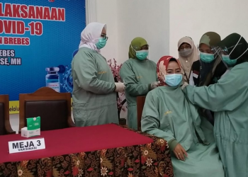 Sempat Batal Karena Tensi  Tinggi , Bupati Brebes Akhirnya Berhasil Disuntik Vaksin Covid -19