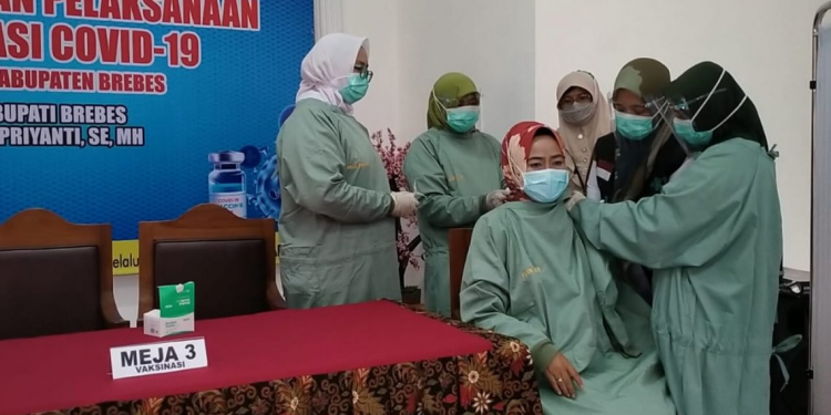 Sempat Batal Karena Tensi  Tinggi , Bupati Brebes Akhirnya Berhasil Disuntik Vaksin Covid -19
