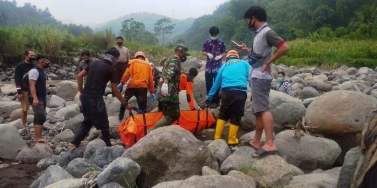 Sosok Mayat tidak Dikenal di Aliran Sungai Kali Pedes Tonjong