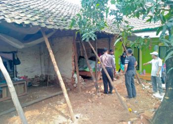 Sudah Kondisi Lapuk, Rumah Warga Setupatok Ambruk Saat di Guyur Hujan Lebat
