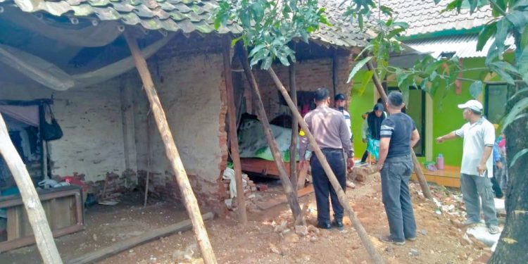 Sudah Kondisi Lapuk, Rumah Warga Setupatok Ambruk Saat di Guyur Hujan Lebat