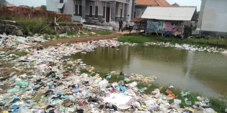 Tangani Persoalan Sampah, Pemdes Ambulu Manfaatkan Empang Tak Terpakai