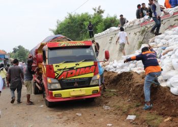 Tanggul Sungai Cisanggarung Kritis, Warga Sigap Buat Bendungan Darurat