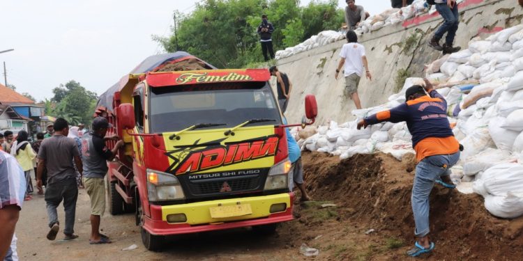 Tanggul Sungai Cisanggarung Kritis, Warga Sigap Buat Bendungan Darurat