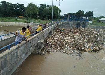 UPTD Kebersihan DLH Bersihkan Tumpukan Sampah di Bendung Bojongsari