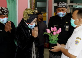 Ulang Tahun Brebes, Idza Bagi-Bagi Bunga Ke Nakes
