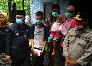 WAKIL GUBENUR JAWA BARAT DAN BUPATI CIREBON KUNJUNGI FADLI RAHMAN, REMAJA YANG TERLAHIR TANPA ANUS