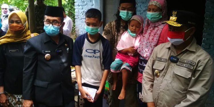 WAKIL GUBENUR JAWA BARAT DAN BUPATI CIREBON KUNJUNGI FADLI RAHMAN, REMAJA YANG TERLAHIR TANPA ANUS