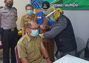 60 Nakes di Puskesmas Mundu di Vaksinasi Covid-19
