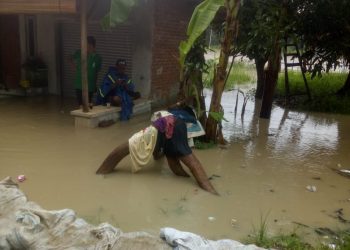 Akibat Luapan Sungai Camanuk Indramayu Dikepung Banjir