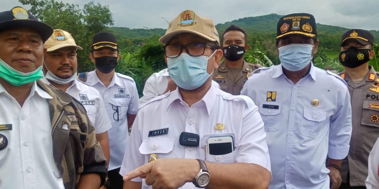 Bupati Cirebon Tinjau Jembatan Cicurug Ambruk