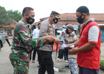 Cegah Penyebaran Covid-19, Kapolres Tegal Bagi Masker