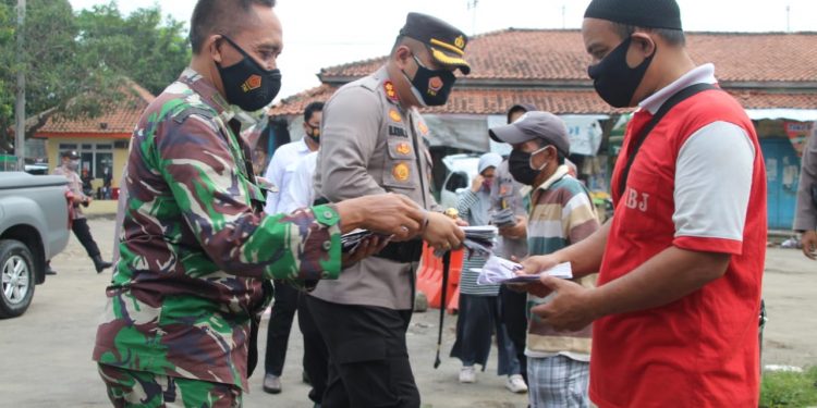Cegah Penyebaran Covid-19, Kapolres Tegal Bagi Masker