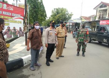 Disiplinkan Masyarakat, Forkopimcam Sindang dan NPCI Indramayu Bagikan Masker
