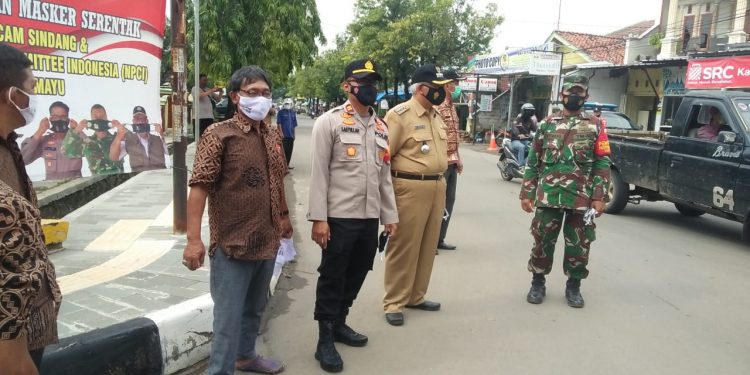 Disiplinkan Masyarakat, Forkopimcam Sindang dan NPCI Indramayu Bagikan Masker
