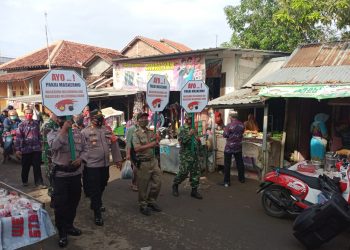 Gerakan Ayo Pakai Masker, Kapolsek dan Forkopimcam Wanasari Bagikan Masker di Pasar
