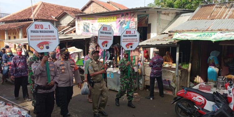 Gerakan Ayo Pakai Masker, Kapolsek dan Forkopimcam Wanasari Bagikan Masker di Pasar