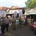 Gerakan Ayo Pakai Masker, Kapolsek dan Forkopimcam Wanasari Bagikan Masker di Pasar